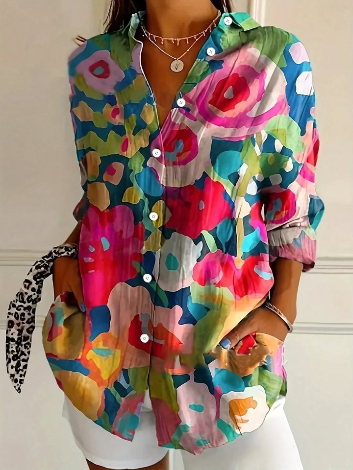 Verspielte, bunte Damenbluse mit farbenfrohem Musterdruck; elegantes, lockeres Oberteil für Freizeitmode.