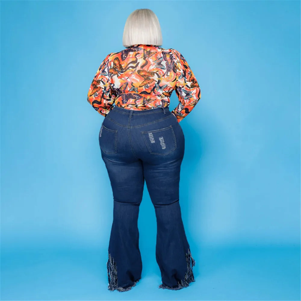Fashionable Damen Schlagjeans, Übergröße, High-Waist, betont die weibliche Kurve.