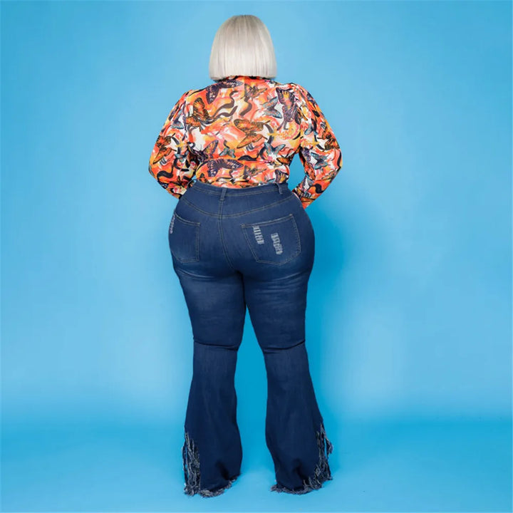 Fashionable Damen Schlagjeans, Übergröße, High-Waist, betont die weibliche Kurve.
