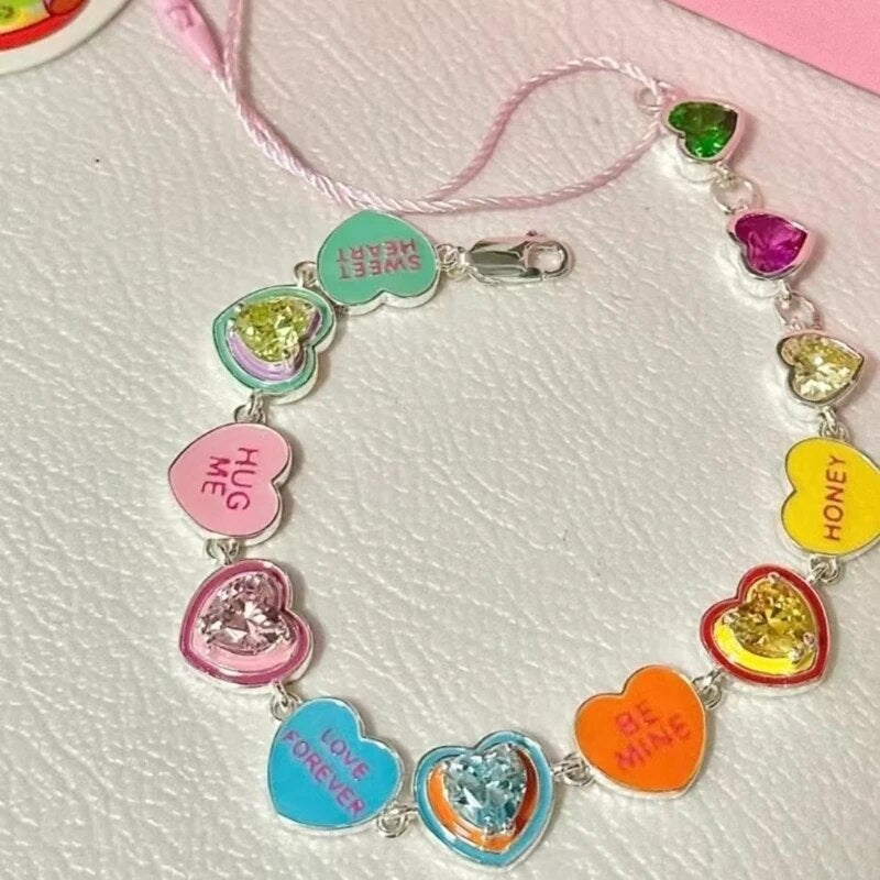 Buntes Damen-Gliederarmband mit Emaille-Herzen. Fröhlicher Edelstahlschmuck für gute Laune.