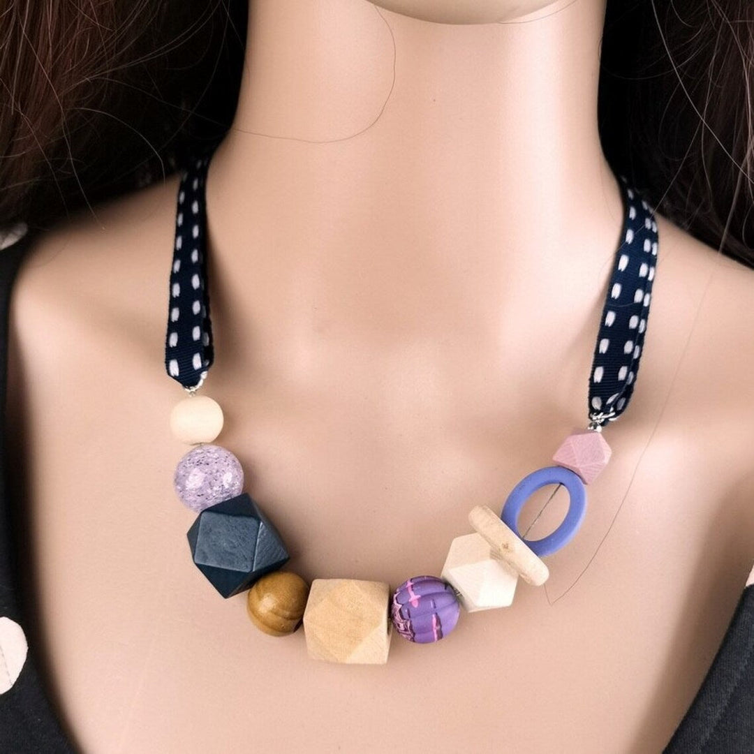 Moderne Damen Halskette mit farbenfrohen, geometrischen Holzperlen, ein stilvolles Boho Statement Accessoire.
