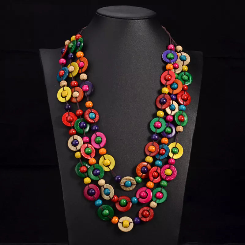 Damen Boho-Chic Holzperlenkette, mehrschichtig, handgefertigt. Perfekt für den Natur-Look.
