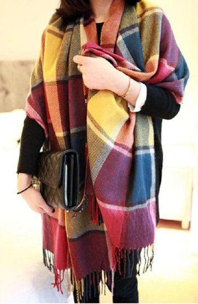 Stylischer Herbstschal für Damen, wärmend & chic, mit geometrischem Rautenmuster; vielseitig kombinierbar.