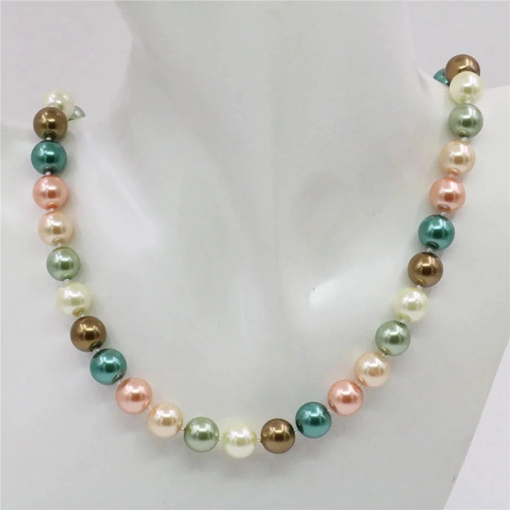 Klassische Damen-Halskette mit runden Perlen. Moderner Perlenschmuck aus Edelstahl, ein elegantes Mode-Accessoire.
