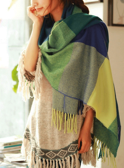 Warmer & eleganter Damenschal mit stilvollem Rautenmuster; ideal für Herbstoutfits & Wintertage.