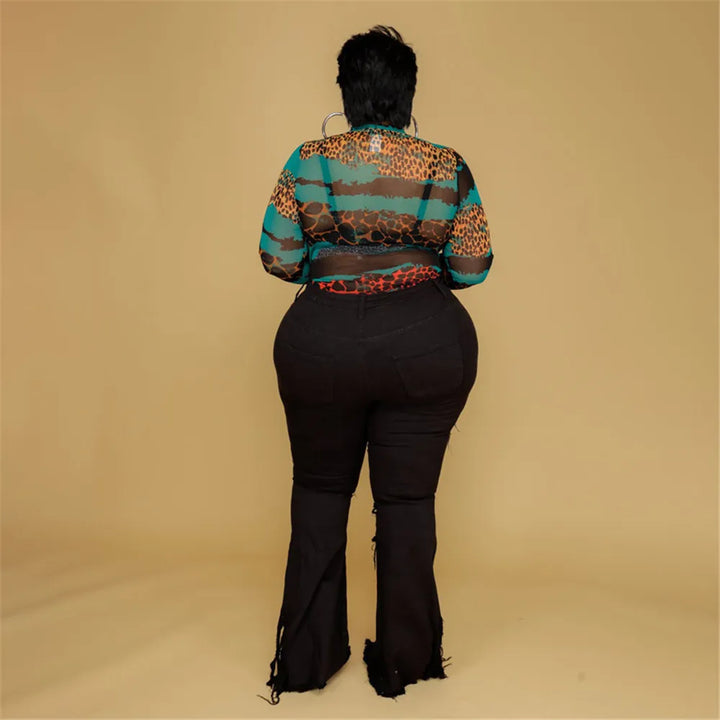 Zerrissene Schlagjeans für Damen, Übergröße, modisches Highlight für Plus-Size.