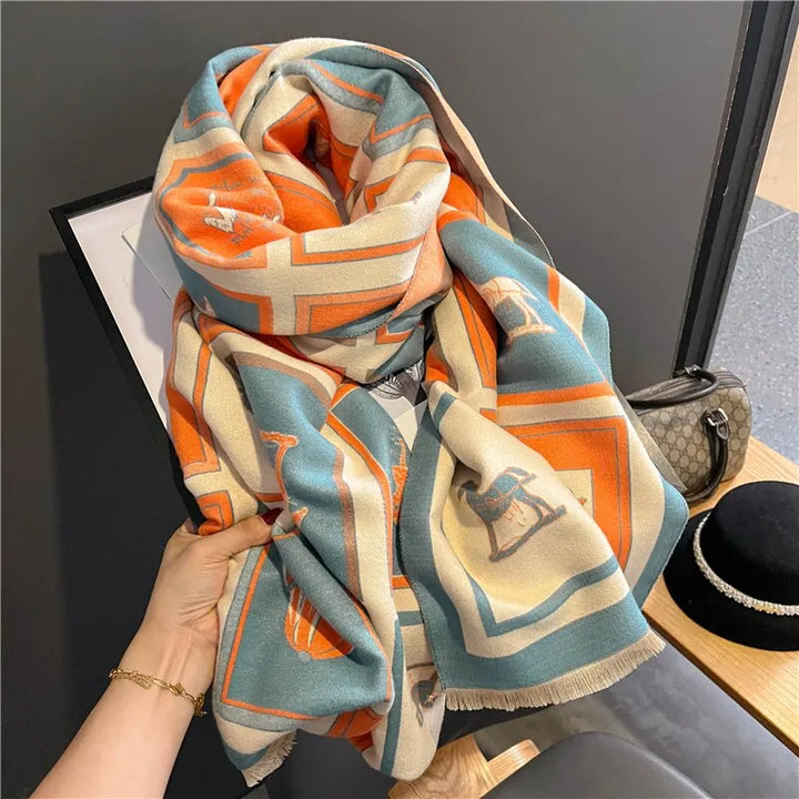 Warmer Wickelschal für Damen, vielseitiges Winter-Accessoire in Schwarz-Blau, perfekt für jeden Anlass.