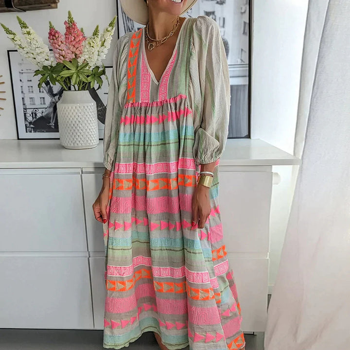 Feminin-buntes Freizeitkleid für Damen. Leichtes & bequemes Sommerkleid, perfekt für Urlaub & Alltag.