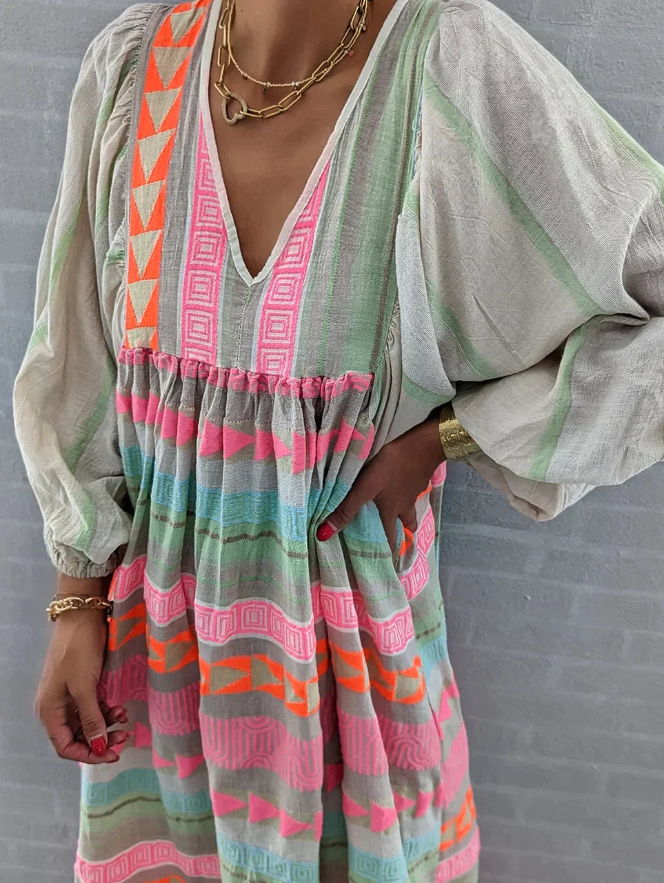 Atmungsaktives Damen Sommerkleid in bunten Farben. Leichtes Material sorgt für Komfort an warmen Tagen.