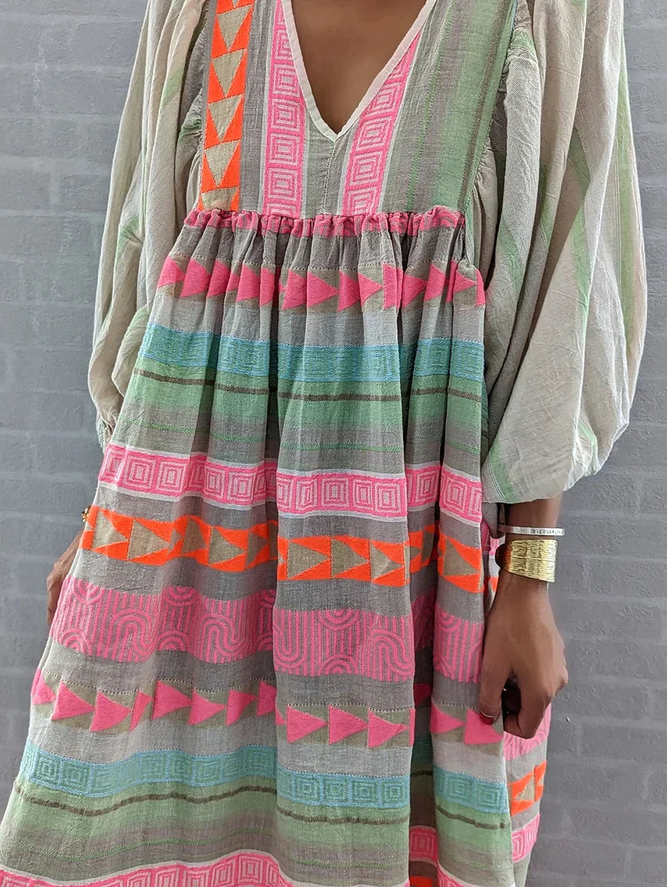 Lebendiges, buntes Damen Sommerkleid für einen frischen Sommerlook. Leichtes und atmungsaktives Design.