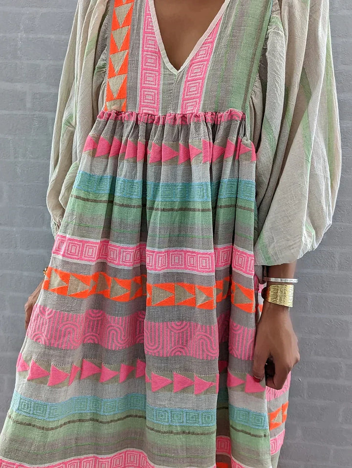 Lebendiges, buntes Damen Sommerkleid für einen frischen Sommerlook. Leichtes und atmungsaktives Design.