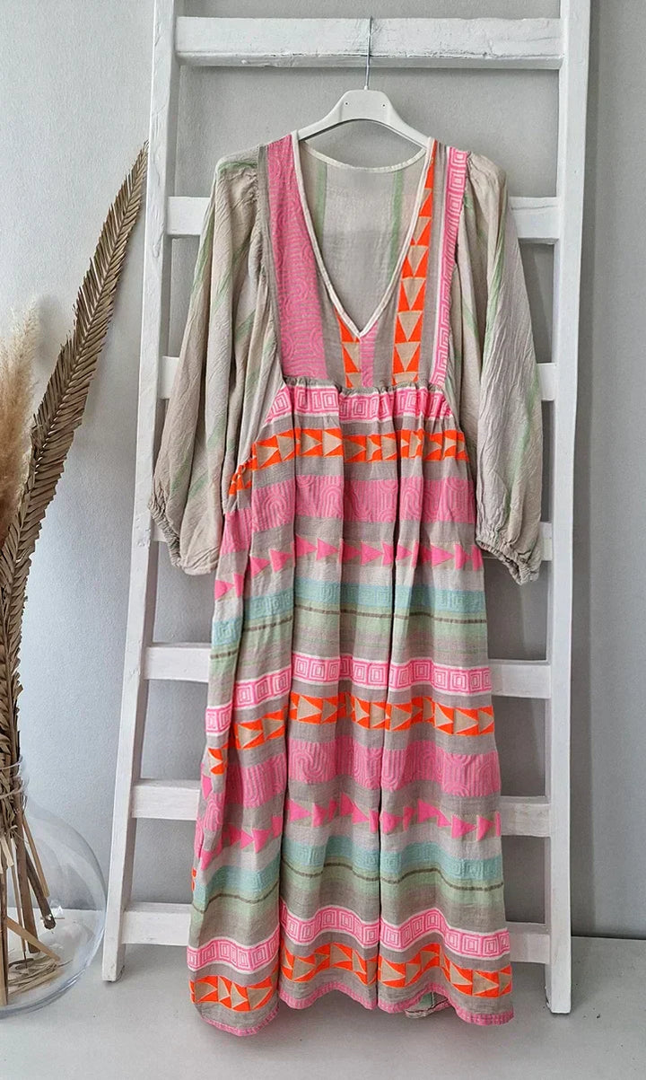 Schmeichelndes buntes Damen Sommerkleid. Bequem und atmungsaktiv, perfekt für sonnige Tage.