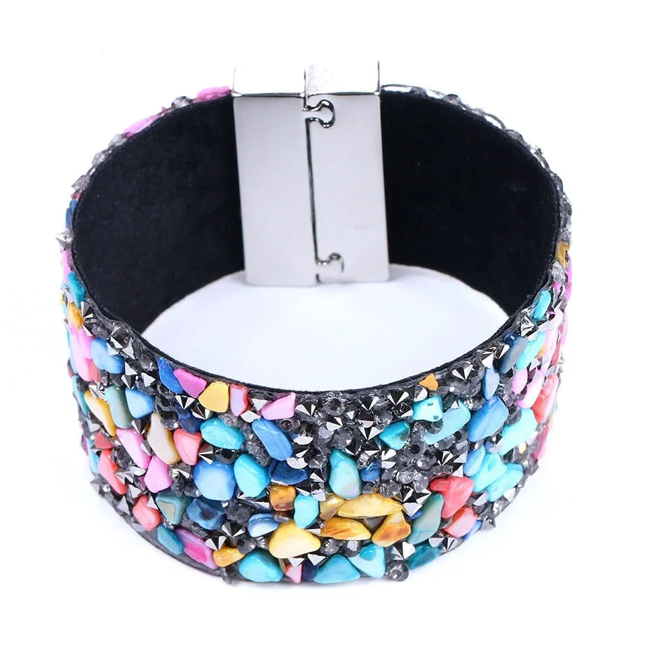 Nahaufnahme: Naturstein- und Kristall-Details auf einem stilvollen Damen-Lederwickelarmband.