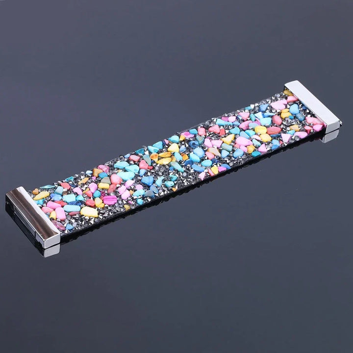 Praktisches Damen-Armband mit Natursteinen, Kristallen und robustem Magnetverschluss, Leder.