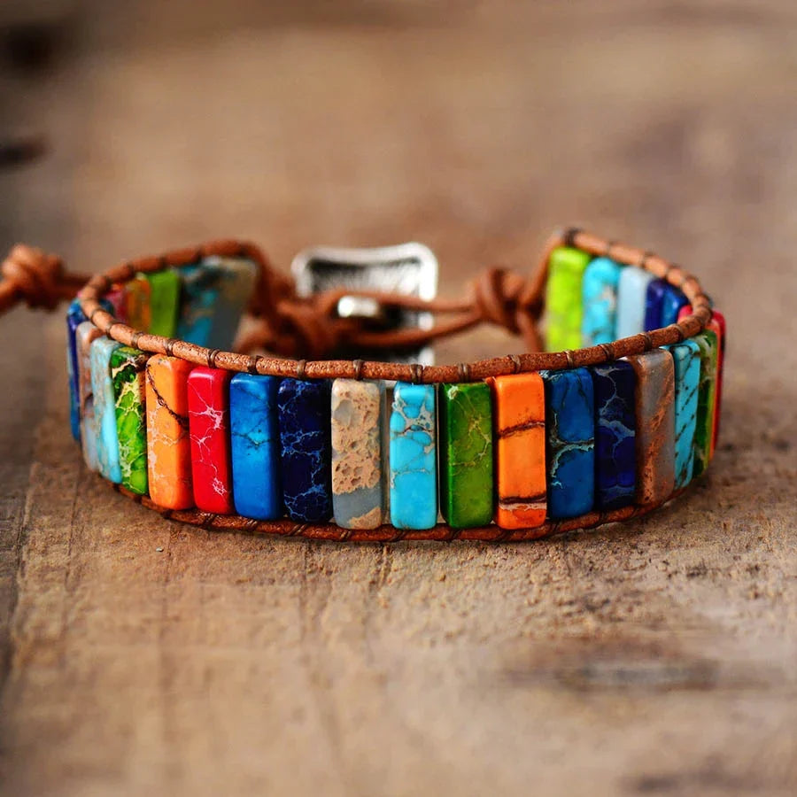 Spirituelles Unisex-Armband: Tibetisches Design mit Regenbogen-Jaspis Edelsteinen.