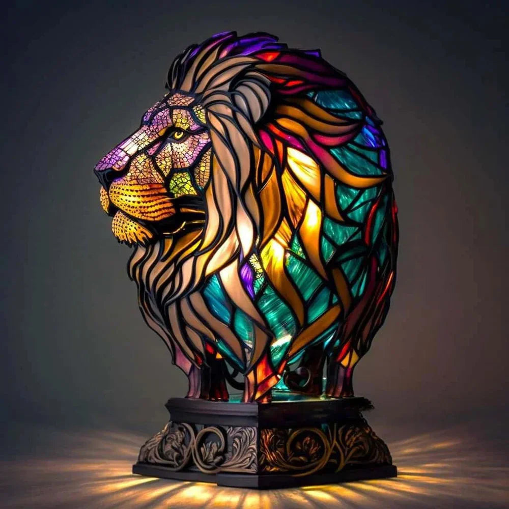 Einzigartige Wohnzimmerdeko: Buntglas Tierlampe als stimmungsvolles Element.