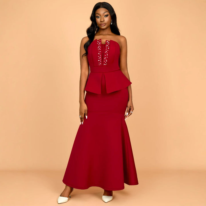 Festliches Damen Abendkleid in Burgunderrot mit Peplum-Design, glitzernden Details und einem eleganten Herzausschnitt. Sehr stilvoll.