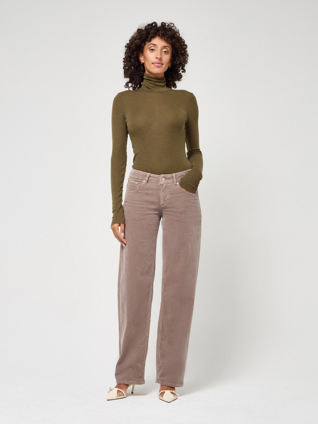Moderne Straight-Fit Damen Freizeithose mit Stretch & tiefem Bund.