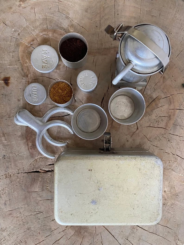 Vintage Kaffee-Set für unterwegs, ideal für frischen Espresso beim Outdoor-Camping und auf Reisen.