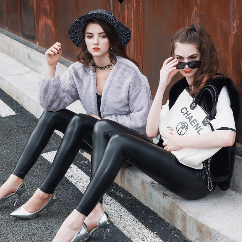 Detail: Hoher Bund der schwarzen Damen Leder-Leggings, gefüttert & formgebend für optimalen, bequemen Sitz.