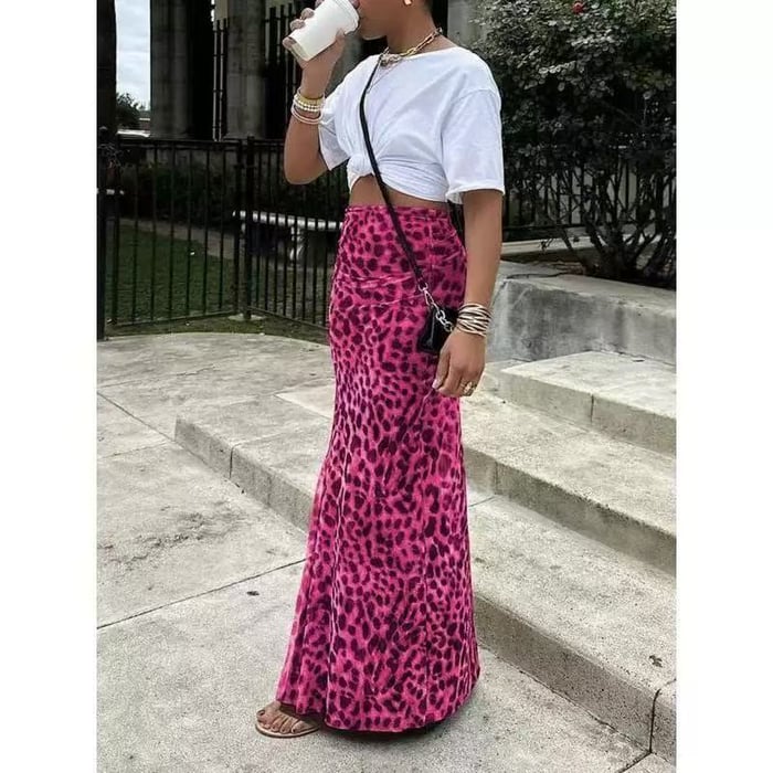 Figurbetonter High-Waist Maxirock für Damen mit trendigem Leoparden-Print. Perfekt als stylischer Freizeitrock.