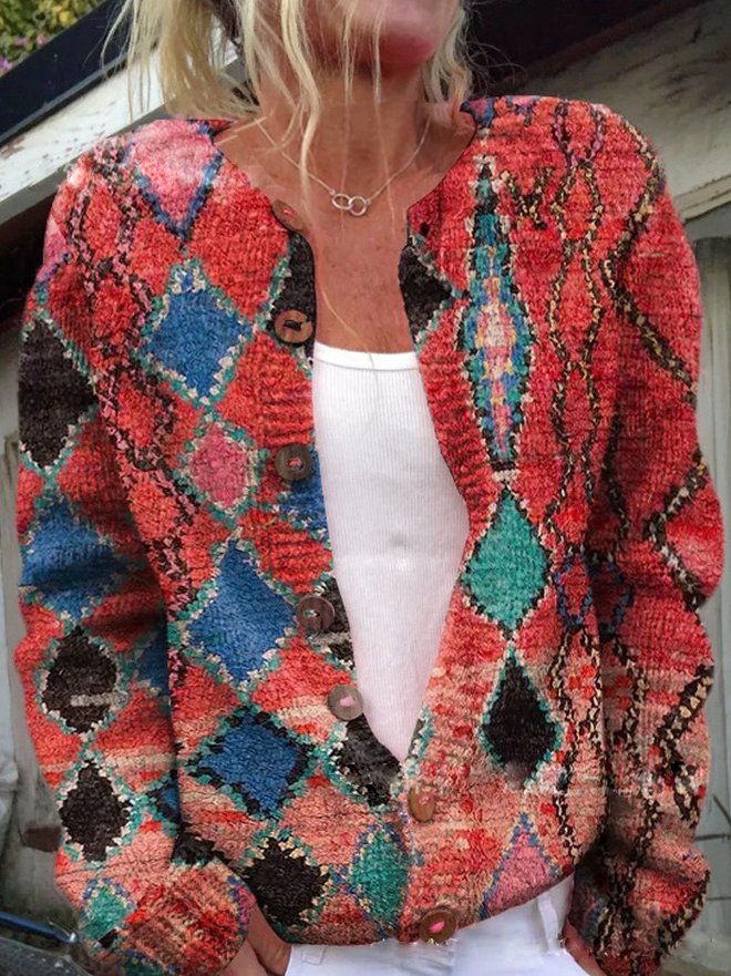 Nahaufnahme eines eleganten Damen Cardigans. Weiche Strickjacke mit feiner Textur, ideal für Herbst & Winter.
