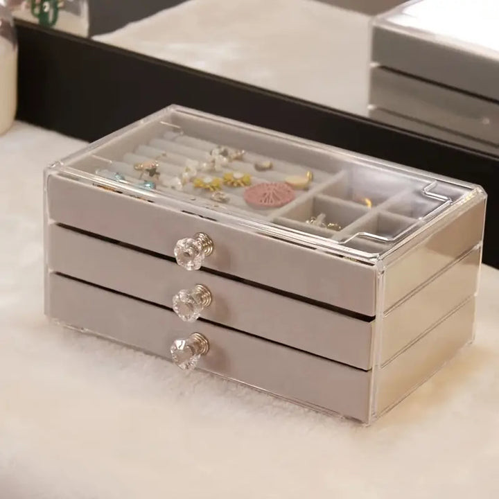 Stilvolle Schmuckbox mit transparenten Fächern, ideal für Ringe, Ohrringe und Armbänder.