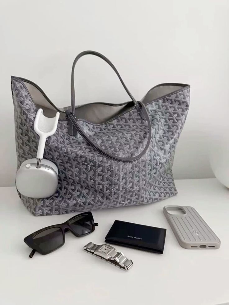 Vielseitige Kunstleder Handtasche, ideal als Henkel- oder Schultertasche für moderne Frauen.