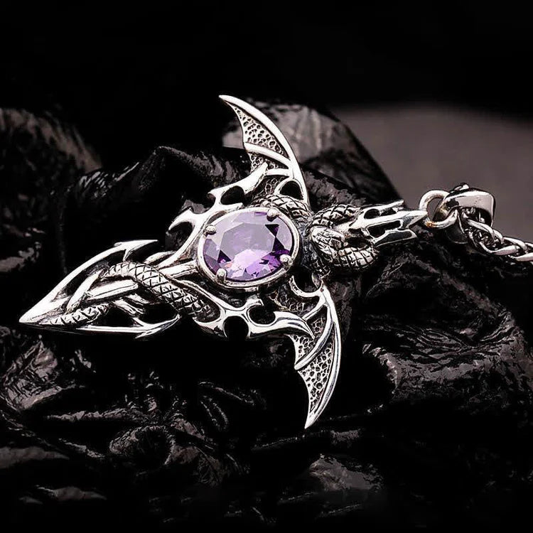 Detailaufnahme: Filigraner Vintage Drachen-Anhänger mit Dämonenkristall auf einer Unisex Gothic Halskette.