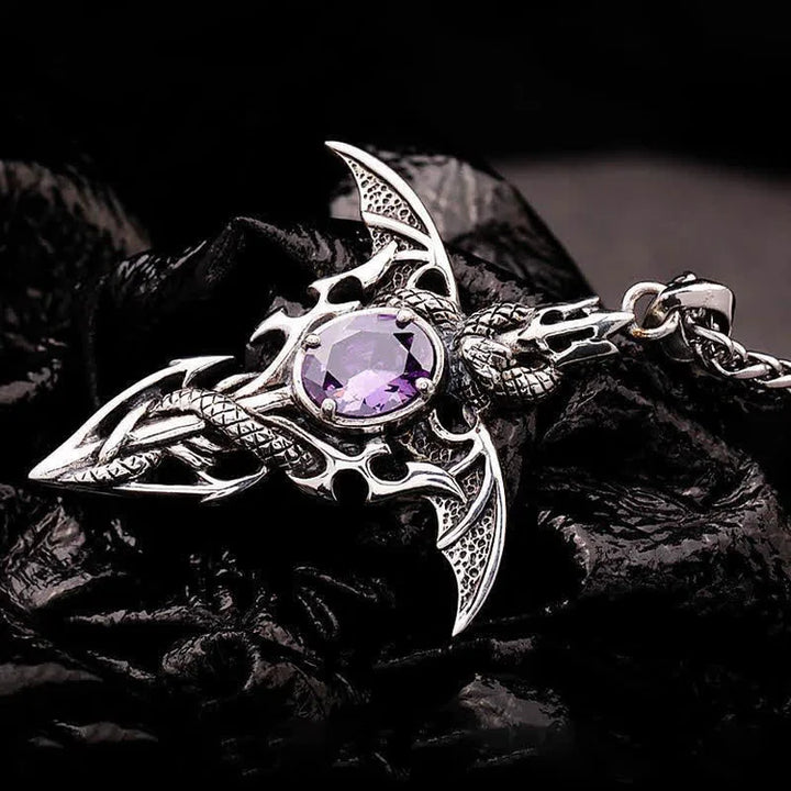 Detailaufnahme: Filigraner Vintage Drachen-Anhänger mit Dämonenkristall auf einer Unisex Gothic Halskette.