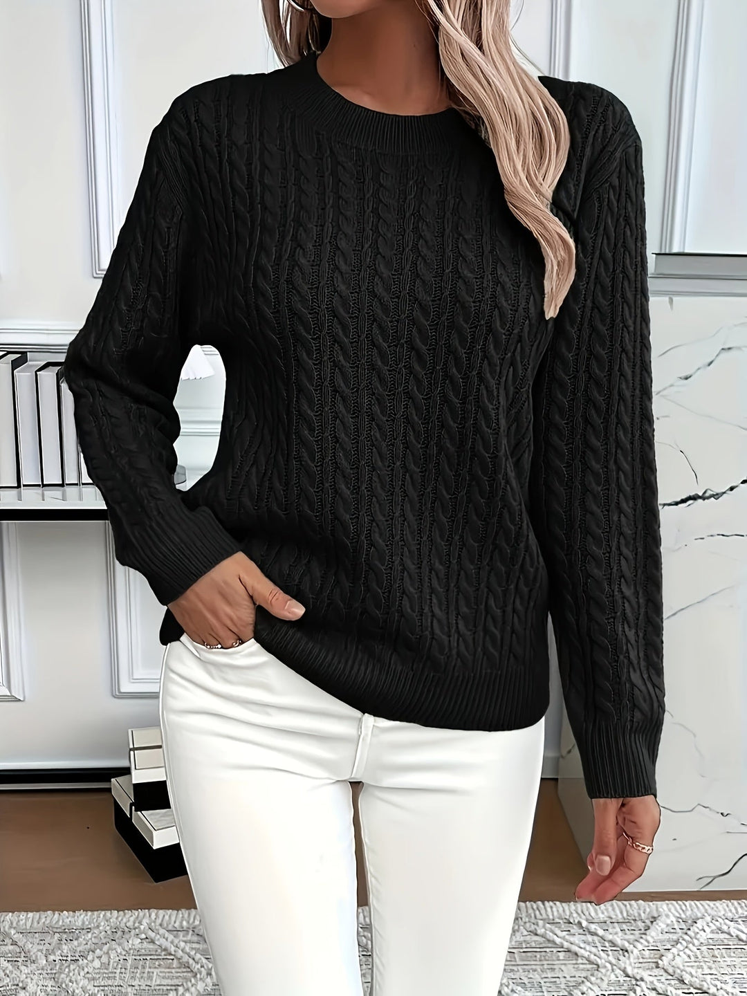 Detail des eleganten Zopfmusters auf dem bequemen Damen Strickpullover, Langarm, perfekt für Herbst & Frühling.