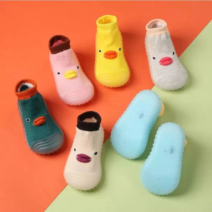 Auswahl an rutschfesten Babyschuhen in verschiedenen Farben, bequem und sicher für jedes Kind.