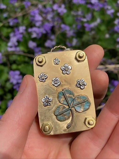 Tragbare Blumenpresse für Feldstudien und Botanik-Projekte.
