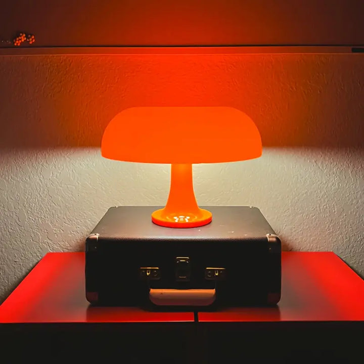 Pilz-Schreibtischlampe in Weiß, kabellos, dimmbar, moderne LED-Beleuchtung für konzentriertes Arbeiten und Lesen.