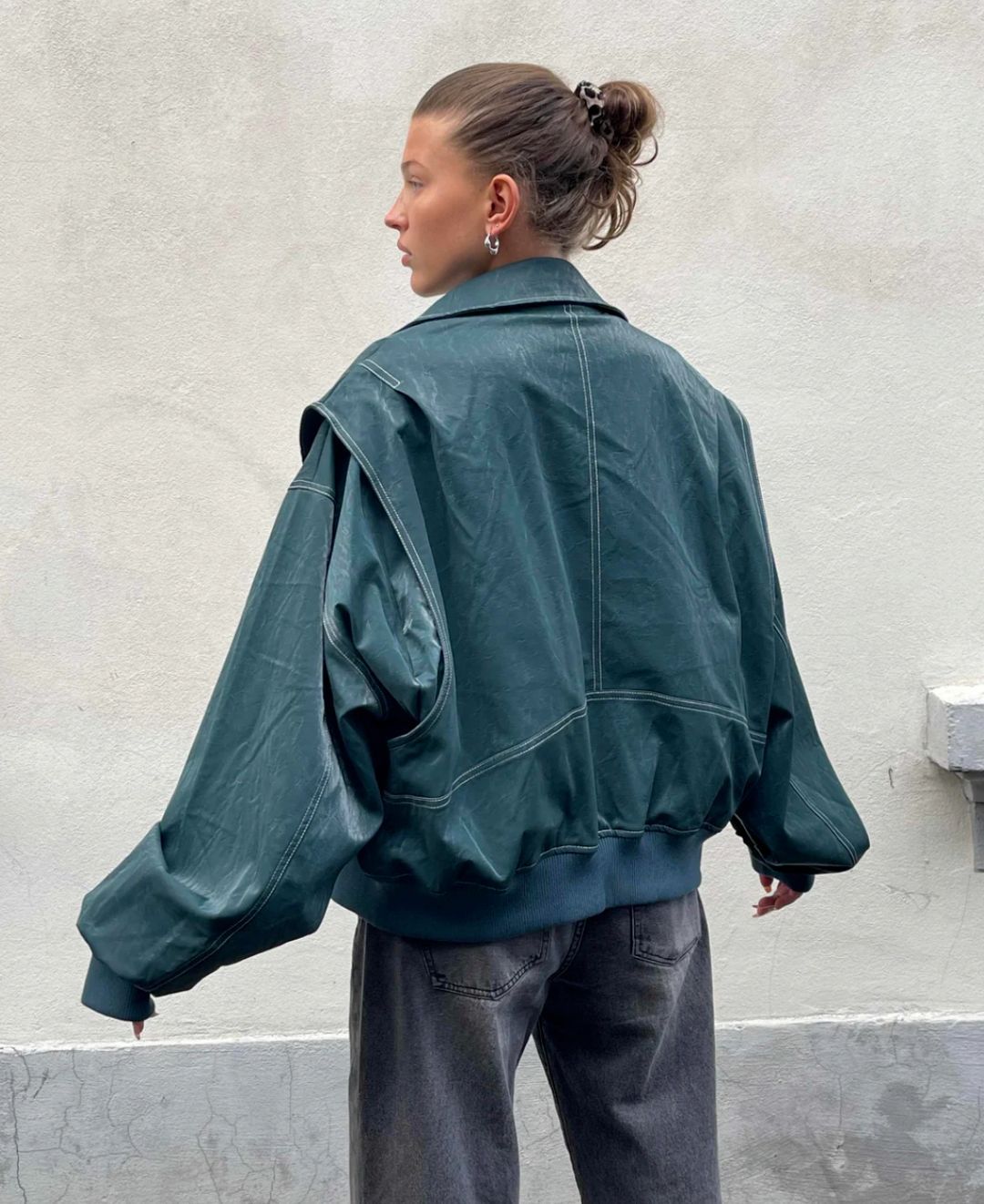 Stylische Damen Oversized Bomberjacke in Rot, vielseitige Übergangsjacke für urbane Mode-Looks.