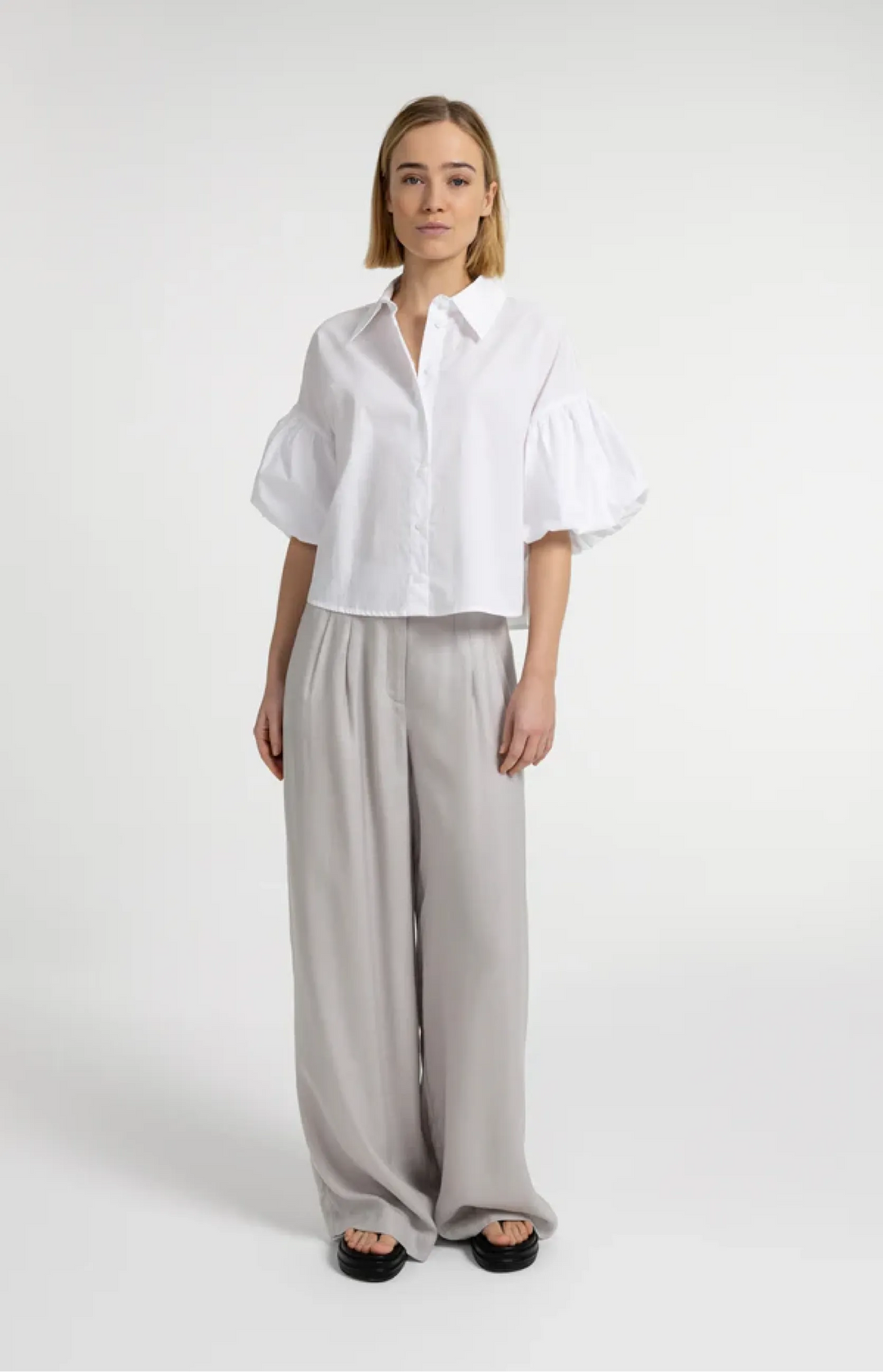 Trendige Damen Oversize-Bluse mit modernen Ballonärmeln; lässig-elegant für Frühjahr & Sommer.