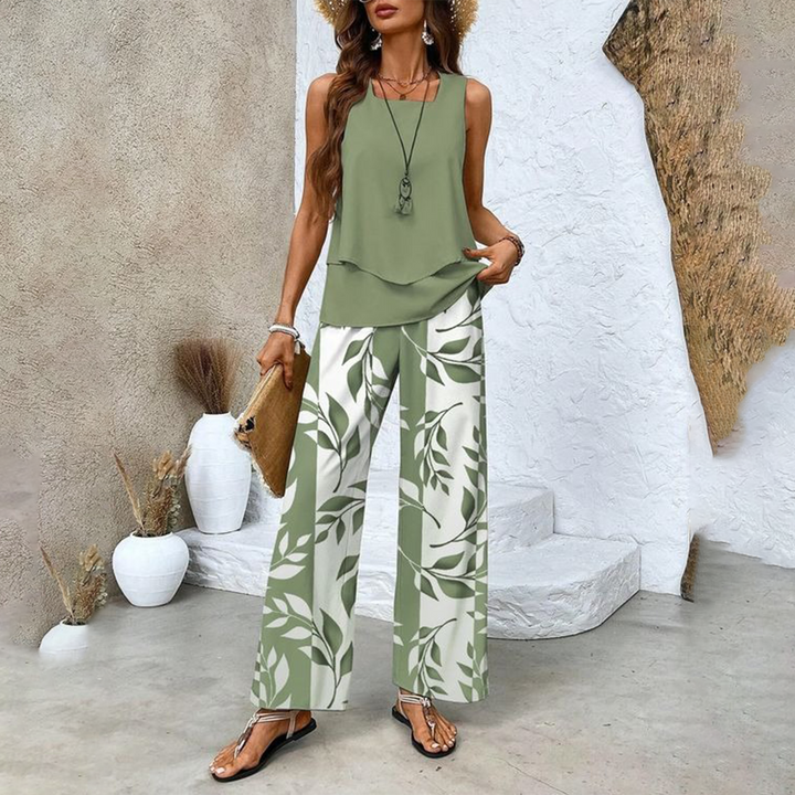 Eleganter Damen Zweiteiler für Frühling/Sommer. Ärmelloses Top & bequeme Hose mit Blätterprint. Urlaubskleidung.