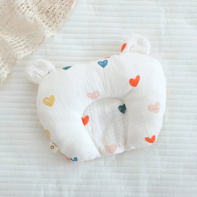 Ergonomisches Säuglingskissen mit präventiver Form, ideal für den zarten Babykopf und gesunde Entwicklung.