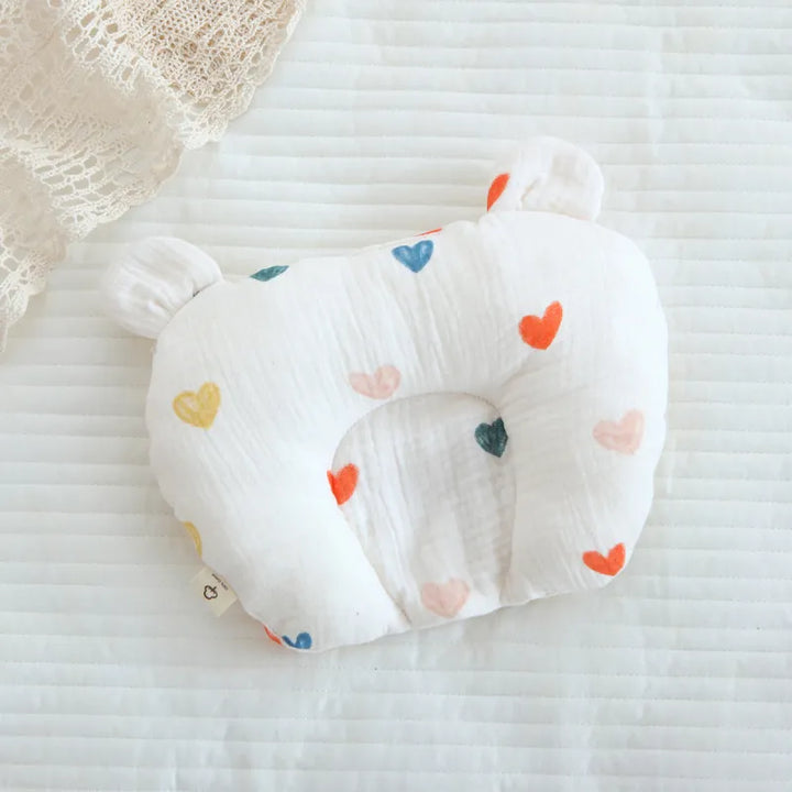 Ergonomisches Säuglingskissen mit präventiver Form, ideal für den zarten Babykopf und gesunde Entwicklung.