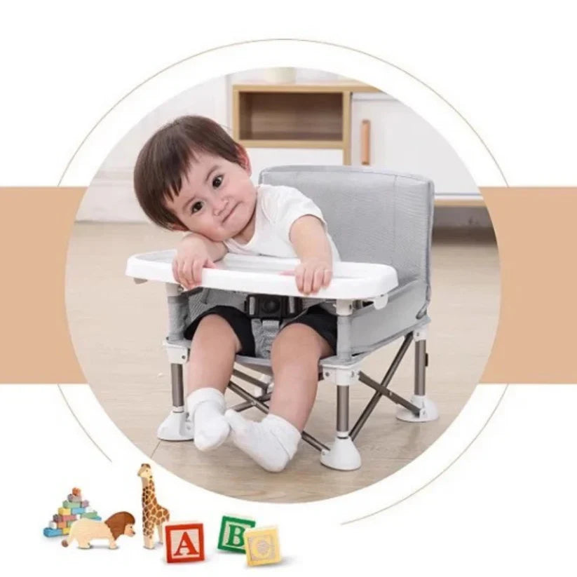 Grauer faltbarer Babystuhl für unterwegs. Kompakter, tragbarer Kinderhochstuhl mit Gurt für sichere Mahlzeiten.