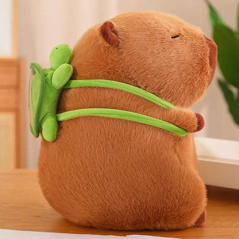 Detailreiches Capybara Plüschtier, braun, mit Schildkrötenrucksack, als weiches Spielzeug oder süße Deko.