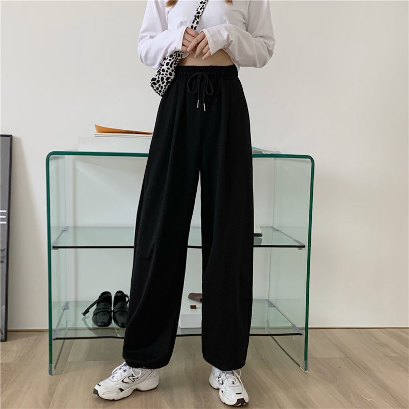 Bequeme Damen Jogginghose für Sport und Alltag; komfortable Sporthose auch als stylishe Freizeithose tragbar.