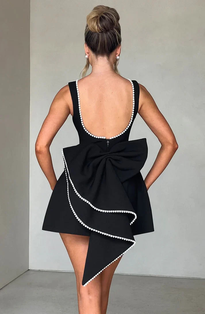 Festliches Damen Perlenkleid, ärmellos, mit stilvoller Rückenschleife. Ideales Minikleid für Hochzeitsgäste.