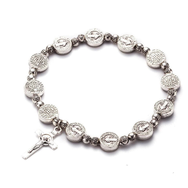 Modernes unisex Kreuzarmband am Handgelenk, glänzende Gold- und Silberfarben, stilvolles christliches Accessoire.