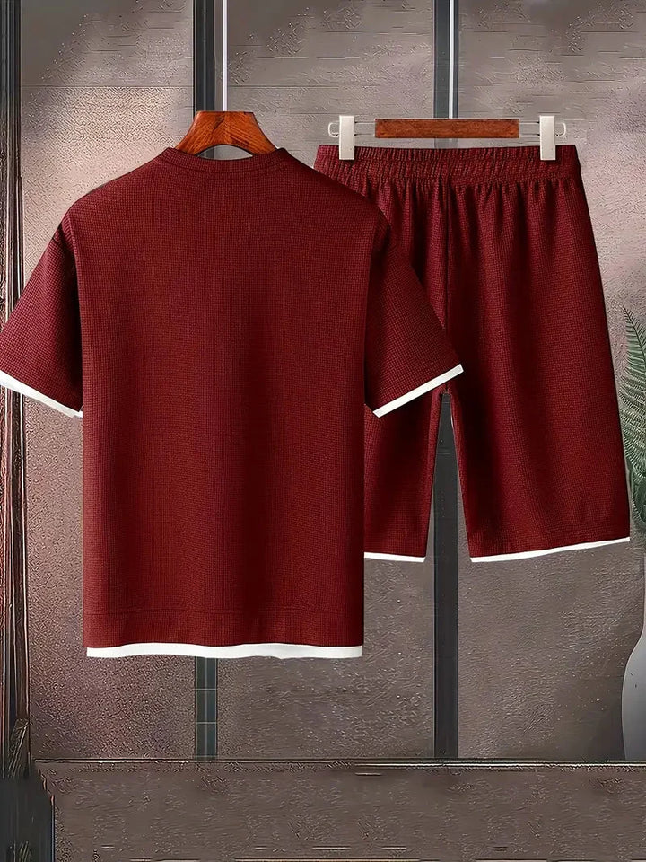 Lässiges Waffelstrick Herren-Outfit: Zweiteiler mit bequemem Shirt & Shorts für den Alltag.