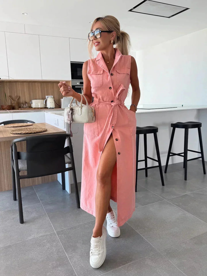 Luftiges Damen Denim Midi Kleid, ärmellos und mit fließendem Rock, ideal als elegantes Sommer-Freizeitkleid.
