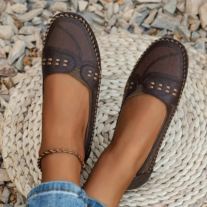 Bequeme Damenschuhe: Atmungsaktive Slip-On Slipper, ideale Alltagsschuhe mit Lochmuster.