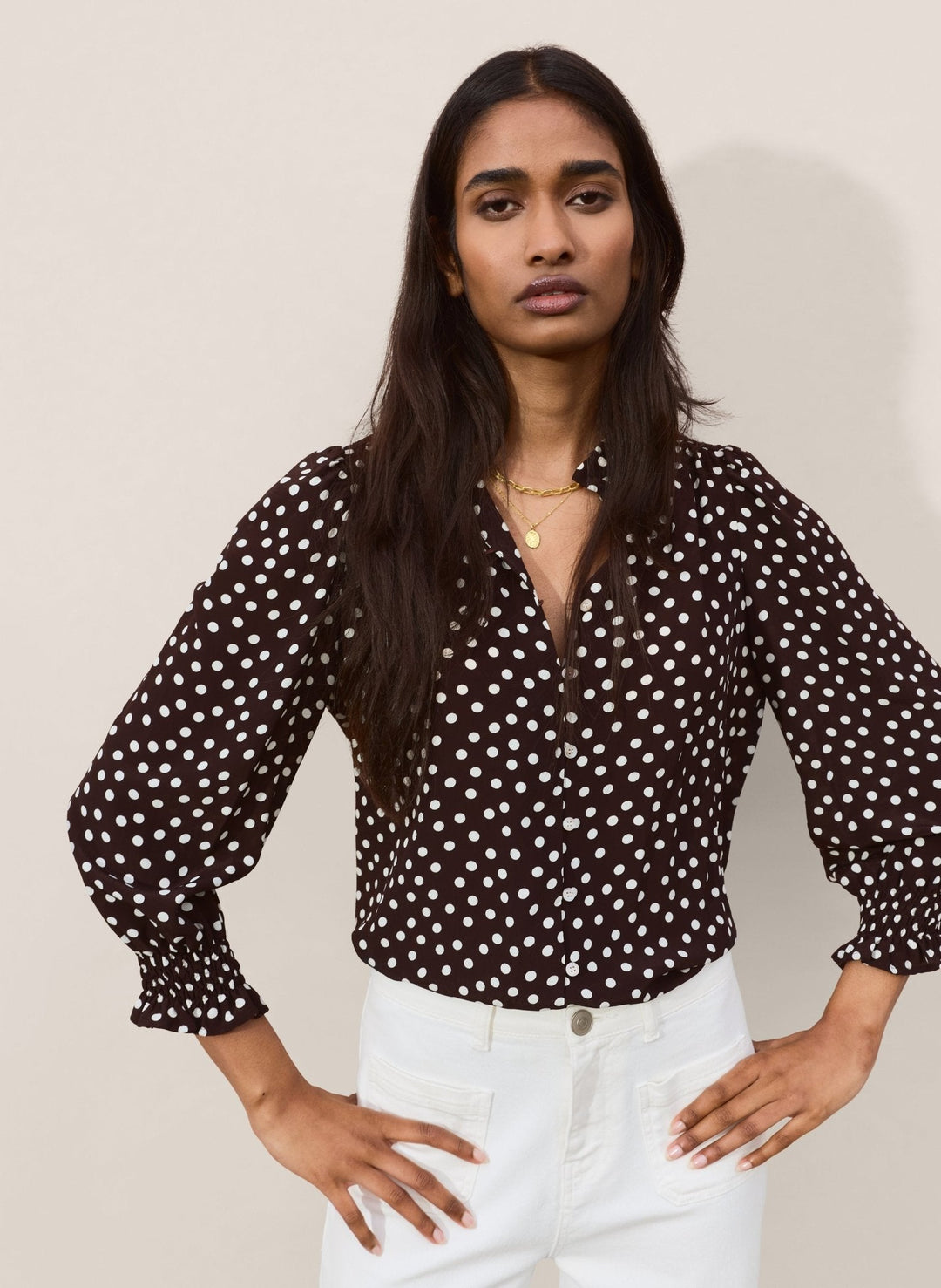 Modische Langarm-Damenbluse mit eleganten Puffärmeln und klassischem Tupfenmuster. Ideal für Business & Freizeit.