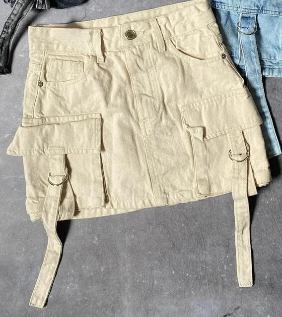 Modisches Model trägt Celeste Damen A-Linien Jeansrock, perfekt für einen stilvollen Streetwear-Look.