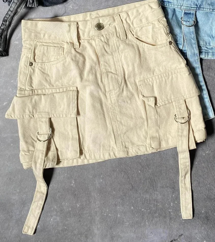 Damen in Celeste A-Linien Jeansrock unterwegs, bequemer und modischer Minirock für die Stadt.